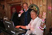 DJ Woiferl legte bei dem Eröffnungsabend der Knödel Alm auf {©Foto:  Martin Schmitz)